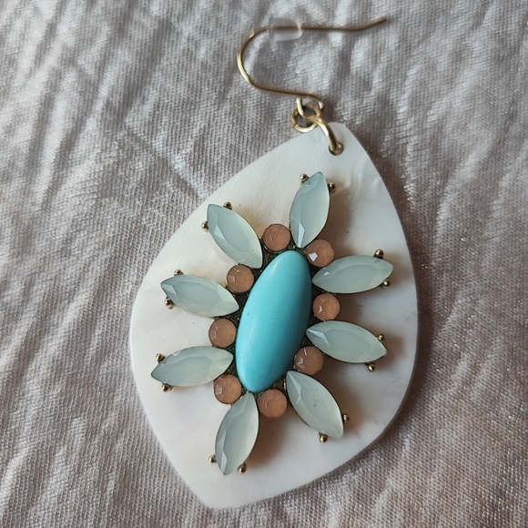 Carolee New York Mother of Pearl Faux Turquoise Seafoam Stones Pierced Earrings - Picture 10 of 13